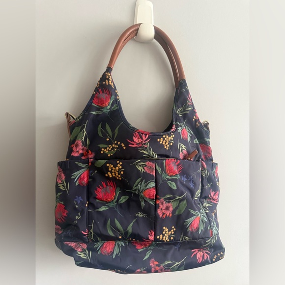 OiOi Quilted Floral Tote Diaper Bag – Organizer Interior - Picture 3 of 6